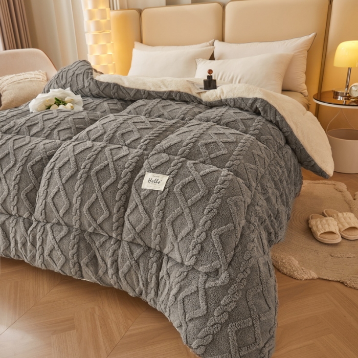 91家纺网 家纺一手货源 找家纺 卡派 2023新款加厚雕花绒宝宝绒塔芙蓉保暖冬被 魔力灰