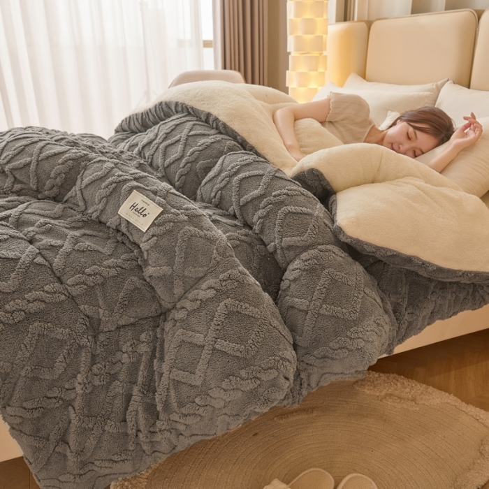 91家纺网 家纺一手货源 找家纺 卡派 2023新款加厚雕花绒宝宝绒塔芙蓉保暖冬被 魔力灰