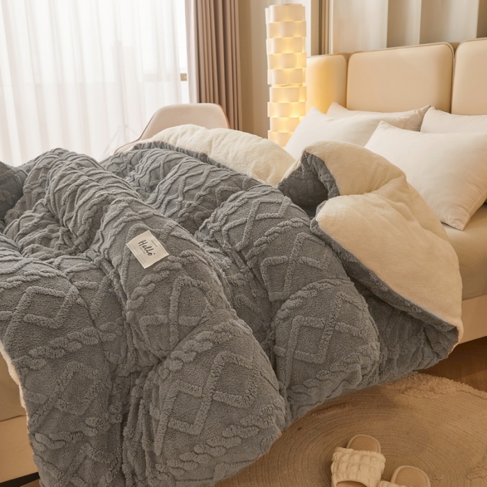 91家纺网 家纺一手货源 找家纺 卡派 2023新款加厚雕花绒宝宝绒塔芙蓉保暖冬被 魔力灰