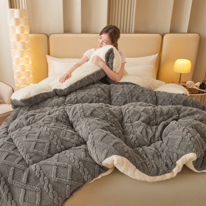 91家纺网 家纺一手货源 找家纺 卡派 2023新款加厚雕花绒宝宝绒塔芙蓉保暖冬被 魔力灰