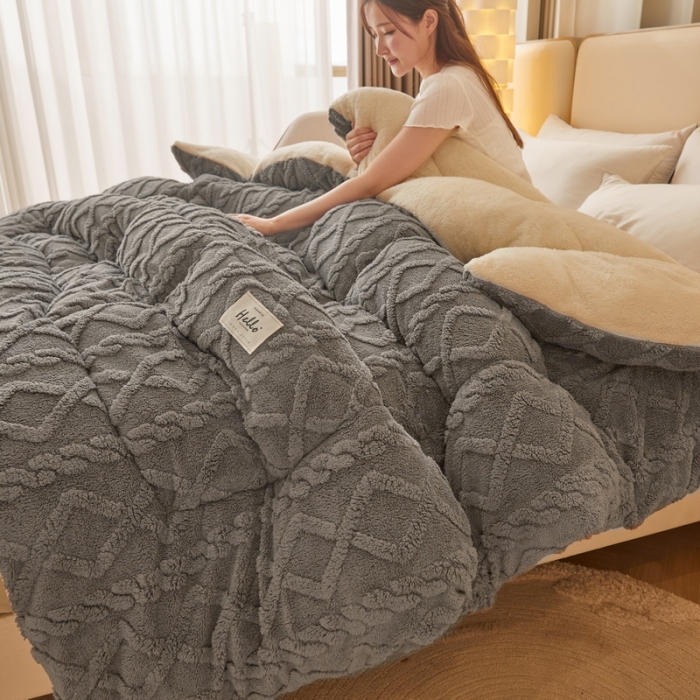 91家纺网 家纺一手货源 找家纺 卡派 2023新款加厚雕花绒宝宝绒塔芙蓉保暖冬被 魔力灰