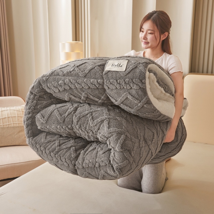 91家纺网 家纺一手货源 找家纺 卡派 2023新款加厚雕花绒宝宝绒塔芙蓉保暖冬被 魔力灰