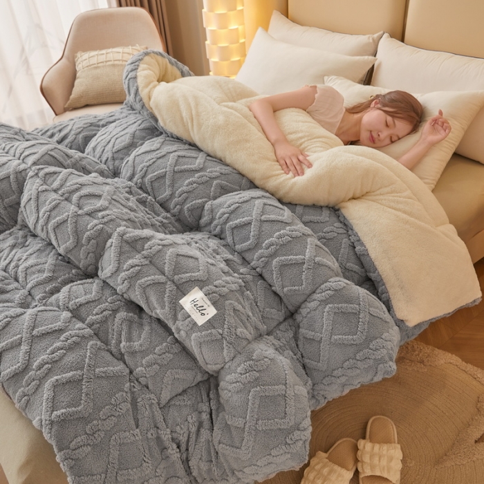 91家纺网 家纺一手货源 找家纺 卡派 2023新款加厚雕花绒宝宝绒塔芙蓉保暖冬被 绅士灰