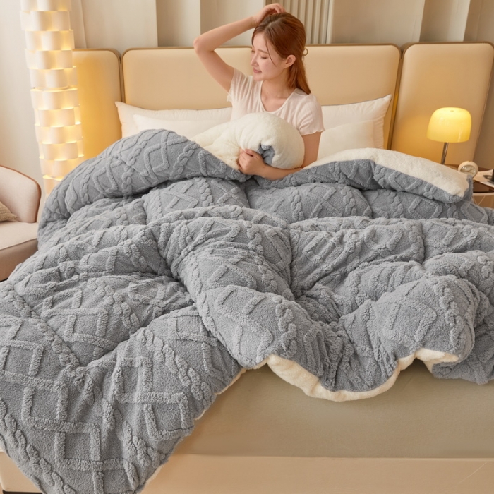 91家纺网 家纺一手货源 找家纺 卡派 2023新款加厚雕花绒宝宝绒塔芙蓉保暖冬被 绅士灰