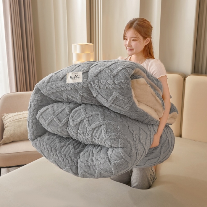 91家纺网 家纺一手货源 找家纺 卡派 2023新款加厚雕花绒宝宝绒塔芙蓉保暖冬被 绅士灰