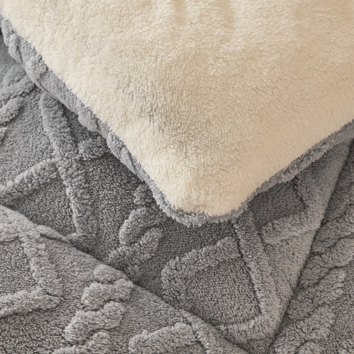 91家纺网 家纺一手货源 找家纺 卡派 2023新款加厚雕花绒宝宝绒塔芙蓉保暖冬被 绅士灰