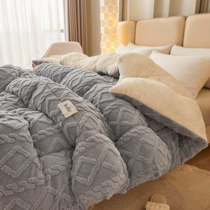 91家纺网 家纺一手货源 找家纺 卡派 2023新款加厚雕花绒宝宝绒塔芙蓉保暖冬被 绅士灰