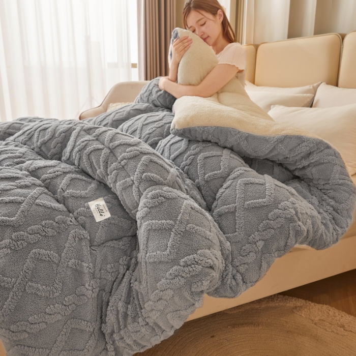 91家纺网 家纺一手货源 找家纺 卡派 2023新款加厚雕花绒宝宝绒塔芙蓉保暖冬被 绅士灰