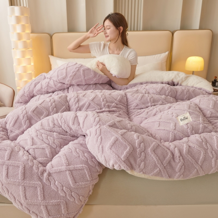 91家纺网 家纺一手货源 找家纺 卡派 2023新款加厚雕花绒宝宝绒塔芙蓉保暖冬被 薰衣紫