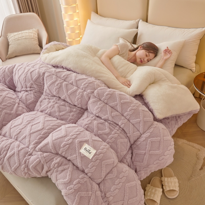 91家纺网 家纺一手货源 找家纺 卡派 2023新款加厚雕花绒宝宝绒塔芙蓉保暖冬被 薰衣紫