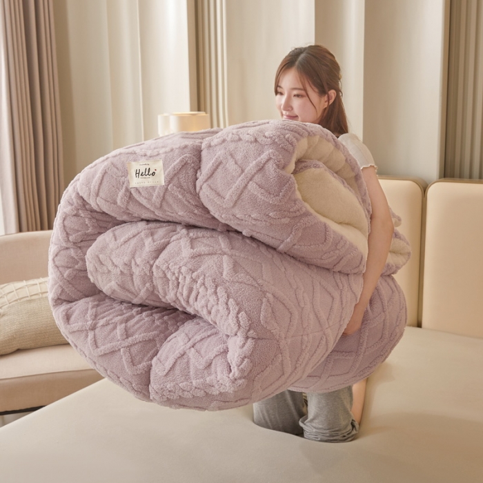 91家纺网 家纺一手货源 找家纺 卡派 2023新款加厚雕花绒宝宝绒塔芙蓉保暖冬被 薰衣紫