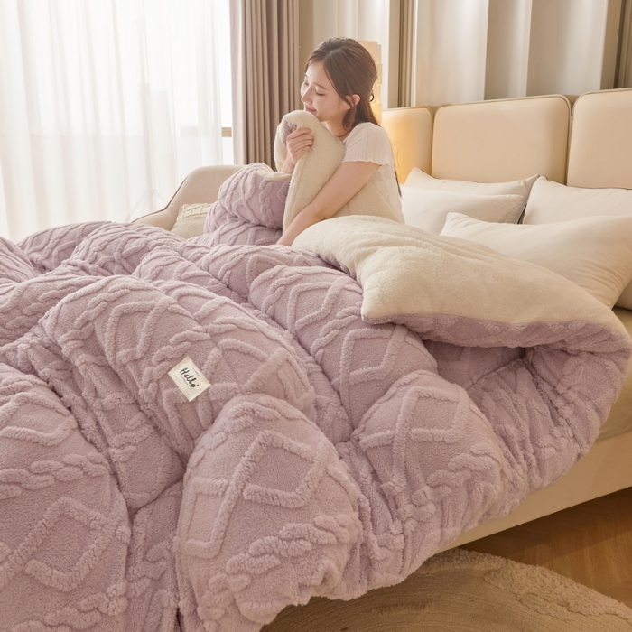 91家纺网 家纺一手货源 找家纺 卡派 2023新款加厚雕花绒宝宝绒塔芙蓉保暖冬被 薰衣紫
