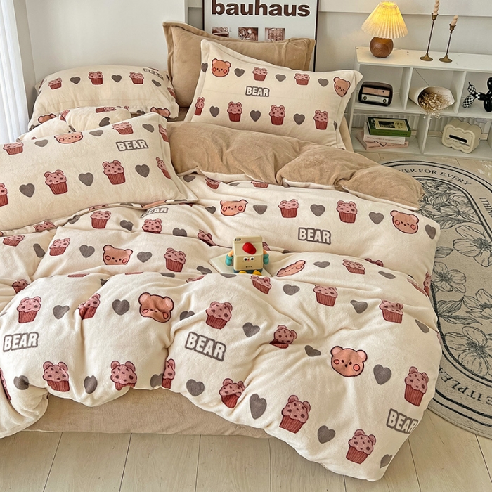 91家纺网 家纺一手货源 找家纺 乐童2024新款吊边款牛奶绒四件套 饼干熊