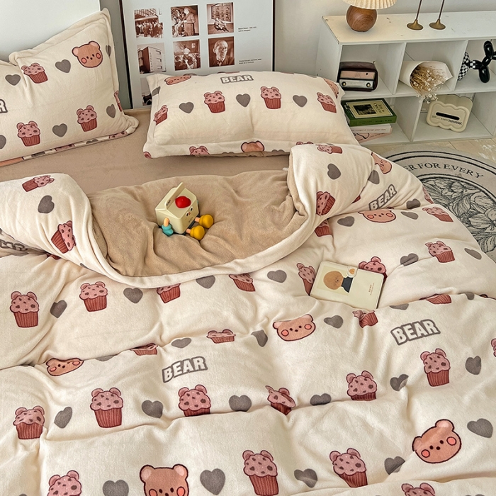 91家纺网 家纺一手货源 找家纺 乐童2024新款吊边款牛奶绒四件套 饼干熊