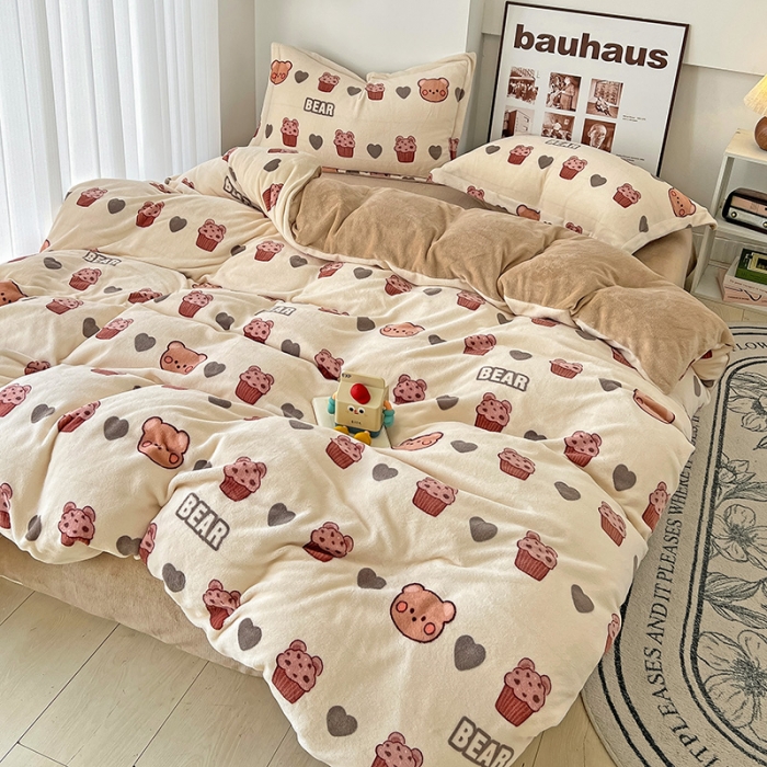 91家纺网 家纺一手货源 找家纺 乐童2024新款吊边款牛奶绒四件套 饼干熊