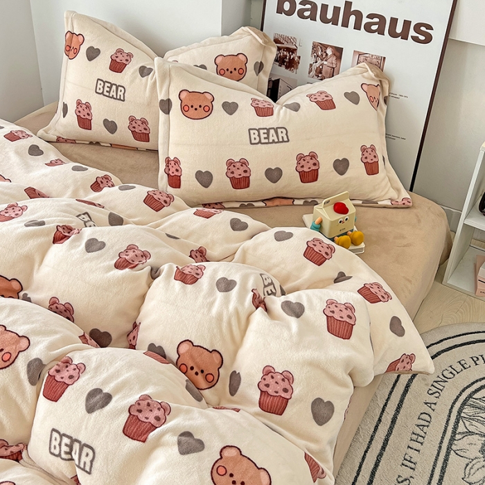 91家纺网 家纺一手货源 找家纺 乐童2024新款吊边款牛奶绒四件套 饼干熊