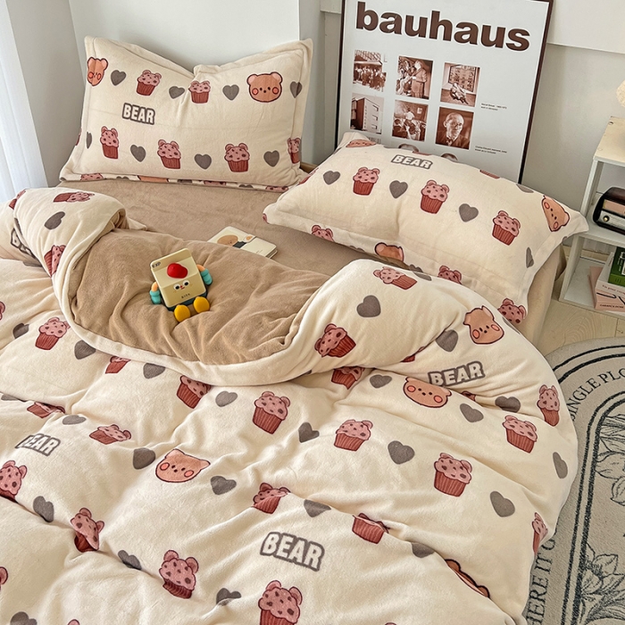 91家纺网 家纺一手货源 找家纺 乐童2024新款吊边款牛奶绒四件套 饼干熊