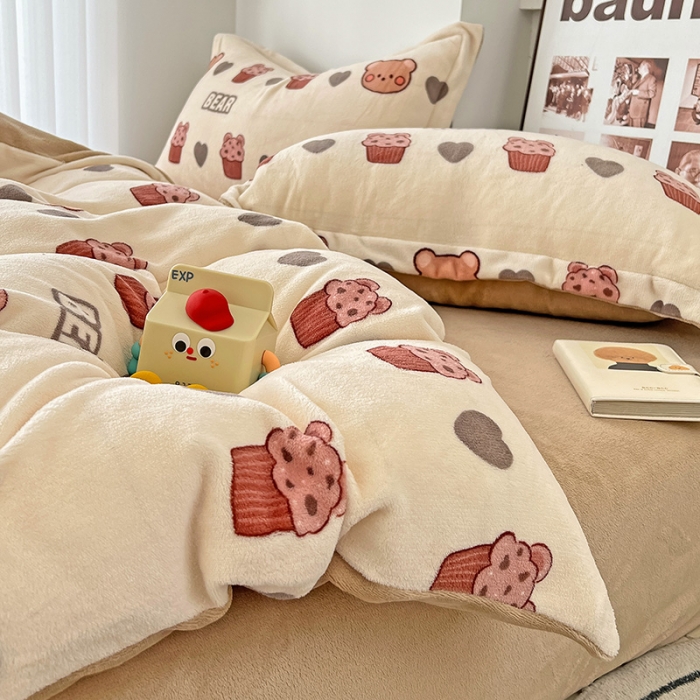 91家纺网 家纺一手货源 找家纺 乐童2024新款吊边款牛奶绒四件套 饼干熊