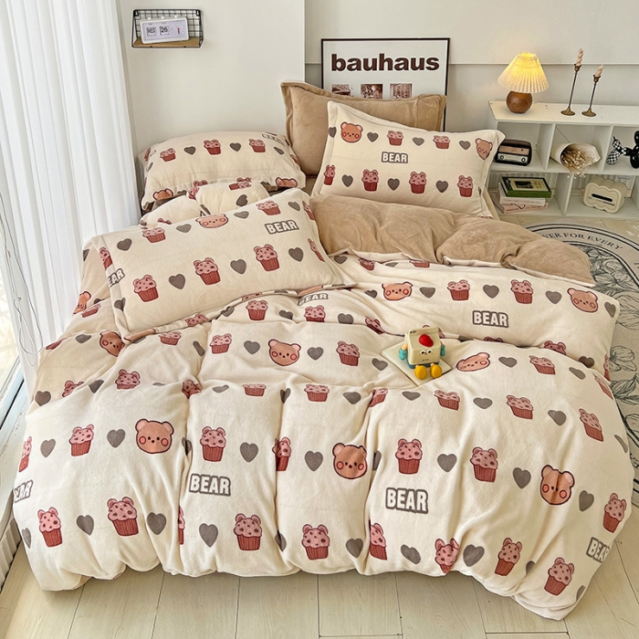 91家纺网 家纺一手货源 找家纺 乐童2024新款吊边款牛奶绒四件套 饼干熊