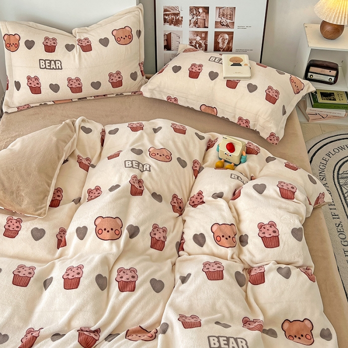 91家纺网 家纺一手货源 找家纺 乐童2024新款吊边款牛奶绒四件套 饼干熊