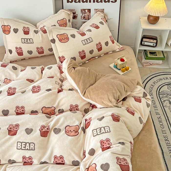 91家纺网 家纺一手货源 找家纺 乐童2024新款吊边款牛奶绒四件套 饼干熊