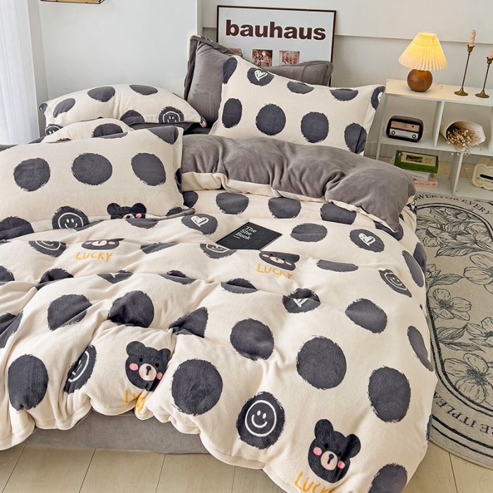 91家纺网 家纺一手货源 找家纺 乐童2024新款吊边款牛奶绒四件套 波点小熊