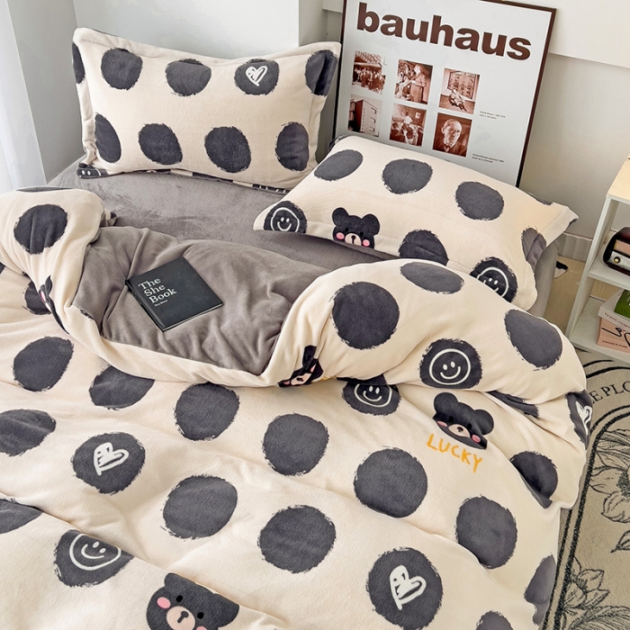 91家纺网 家纺一手货源 找家纺 乐童2024新款吊边款牛奶绒四件套 波点小熊