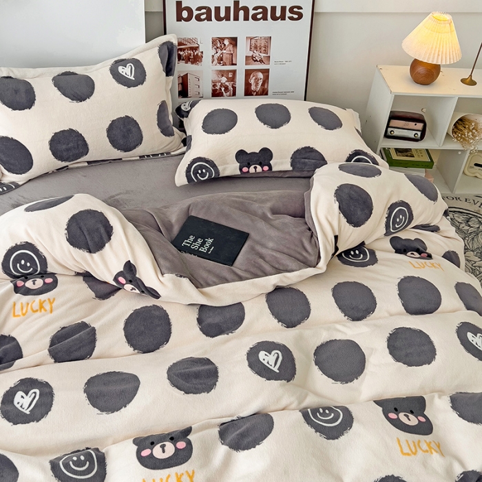 91家纺网 家纺一手货源 找家纺 乐童2024新款吊边款牛奶绒四件套 波点小熊