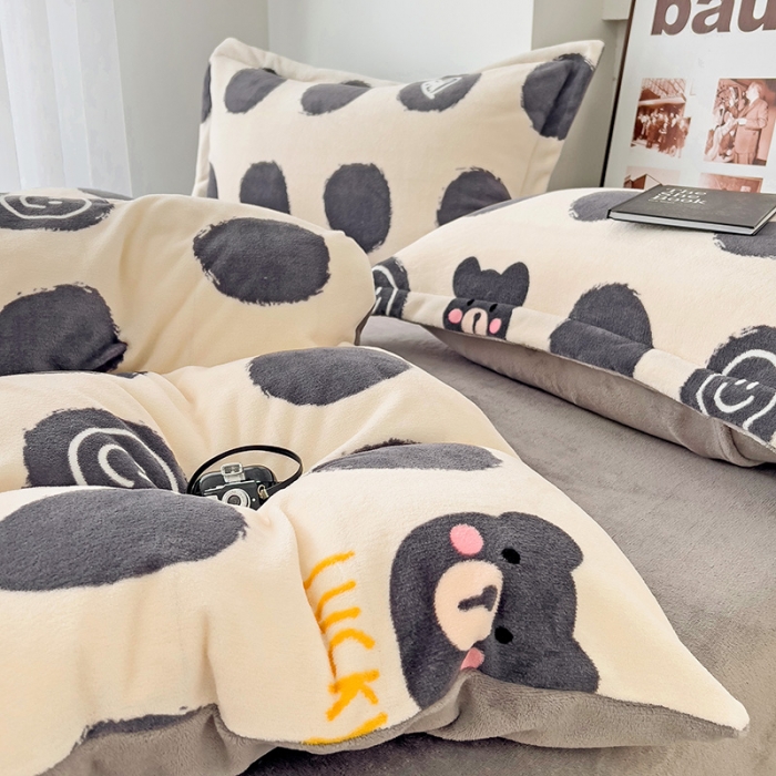 91家纺网 家纺一手货源 找家纺 乐童2024新款吊边款牛奶绒四件套 波点小熊