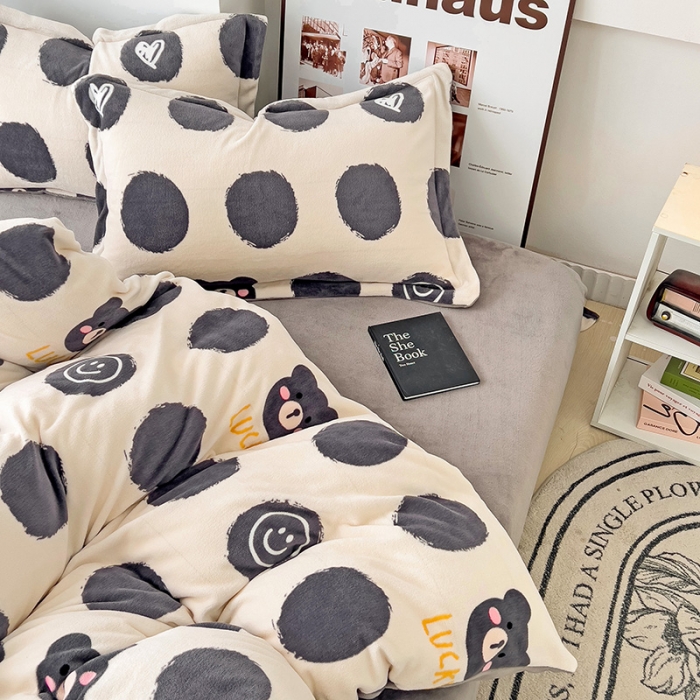 91家纺网 家纺一手货源 找家纺 乐童2024新款吊边款牛奶绒四件套 波点小熊