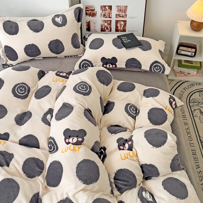 91家纺网 家纺一手货源 找家纺 乐童2024新款吊边款牛奶绒四件套 波点小熊