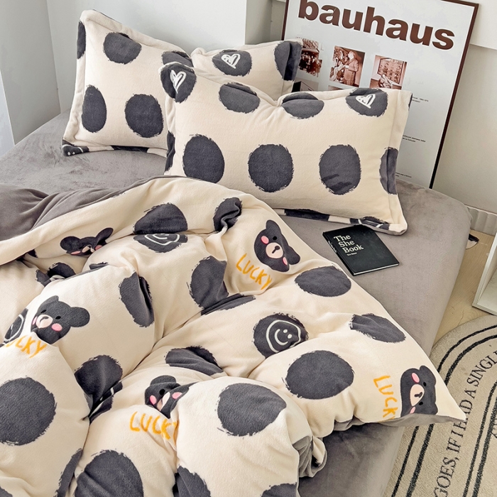 91家纺网 家纺一手货源 找家纺 乐童2024新款吊边款牛奶绒四件套 波点小熊