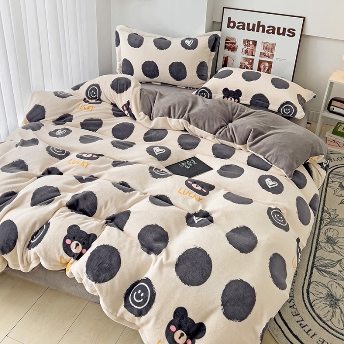 91家纺网 家纺一手货源 找家纺 乐童2024新款吊边款牛奶绒四件套 波点小熊