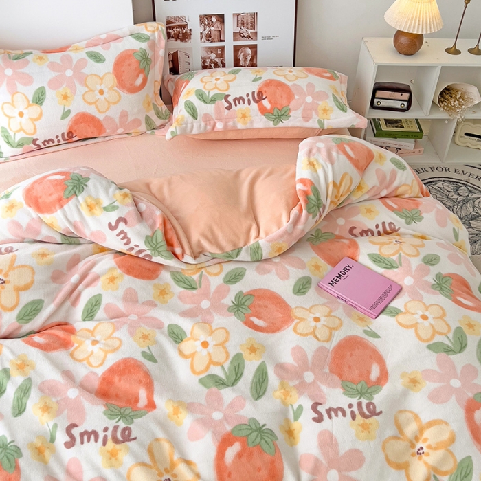 91家纺网 家纺一手货源 找家纺 乐童2024新款吊边款牛奶绒四件套 草莓微笑