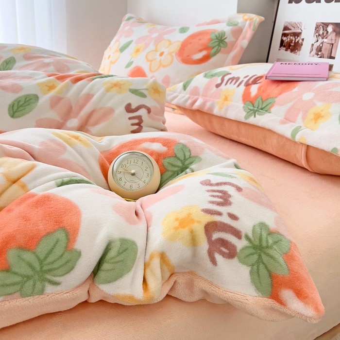 91家纺网 家纺一手货源 找家纺 乐童2024新款吊边款牛奶绒四件套 草莓微笑