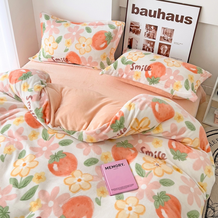 91家纺网 家纺一手货源 找家纺 乐童2024新款吊边款牛奶绒四件套 草莓微笑