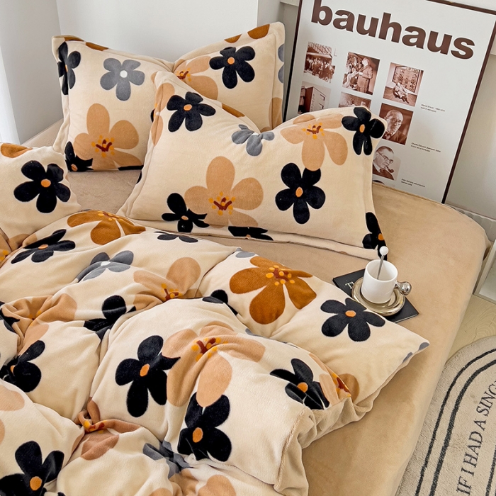 91家纺网 家纺一手货源 找家纺 乐童2024新款吊边款牛奶绒四件套 落樱缤纷