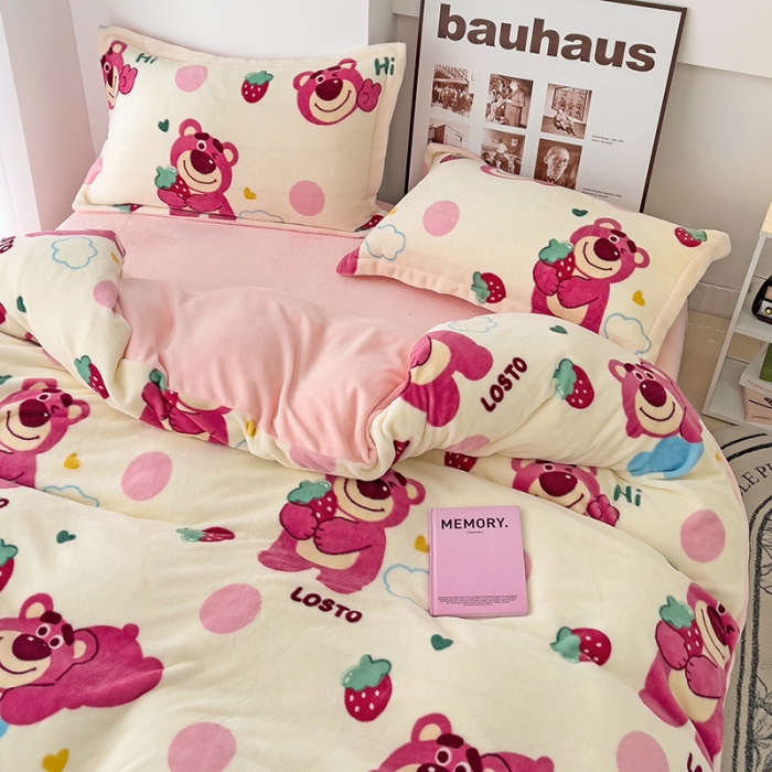 91家纺网 家纺一手货源 找家纺 乐童2024新款吊边款牛奶绒四件套 萌趣熊宝