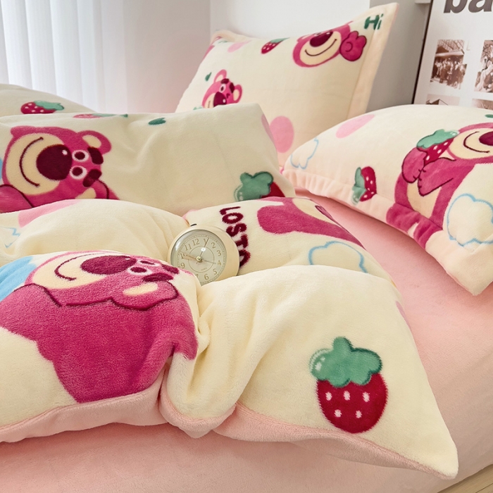 91家纺网 家纺一手货源 找家纺 乐童2024新款吊边款牛奶绒四件套 萌趣熊宝