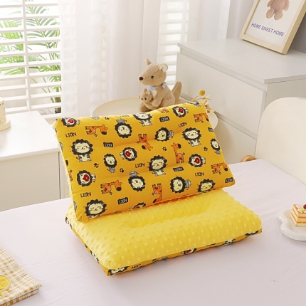 91家纺网 家纺一手货源 找家纺 冬巢 2023新款A类全棉豆豆绒儿童枕头芯纯棉豆豆枕 汽车小分队