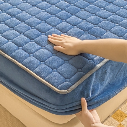 91家纺网 家纺一手货源 找家纺 卡伦家纺  2025新款A类牛奶绒大豆纤维抗菌夹棉床笠25色（总）