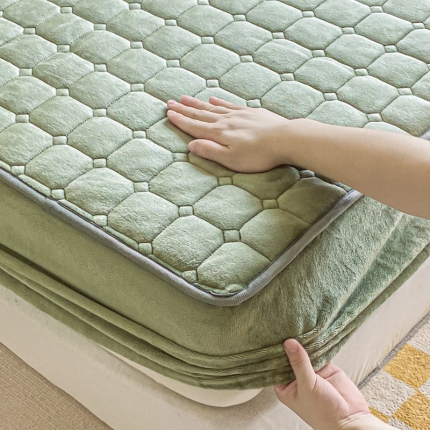 91家纺网 家纺一手货源 找家纺 卡伦家纺  2025新款A类牛奶绒大豆纤维抗菌夹棉床笠25色（总）