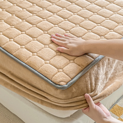 91家纺网 家纺一手货源 找家纺 卡伦家纺  2025新款A类牛奶绒大豆纤维抗菌夹棉床笠25色（总）