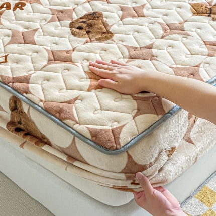 91家纺网 家纺一手货源 找家纺 卡伦家纺  2025新款A类牛奶绒大豆纤维抗菌夹棉床笠25色（总）