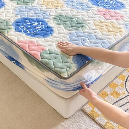 91家纺网 家纺一手货源 找家纺 卡伦家纺  2025新款A类牛奶绒大豆纤维抗菌夹棉床笠25色（总）