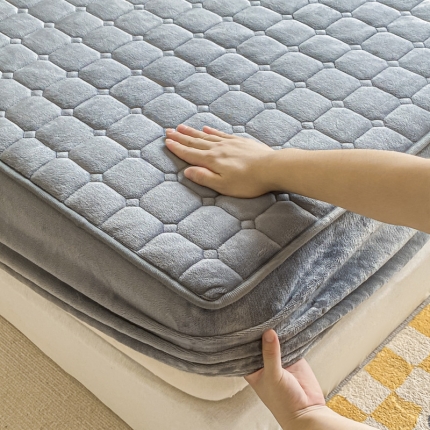 91家纺网 家纺一手货源 找家纺 卡伦家纺  2025新款A类牛奶绒大豆纤维抗菌夹棉床笠25色（总）