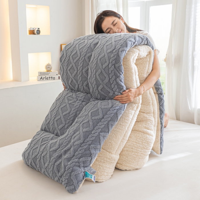 91家纺网 家纺一手货源 找家纺 钰博 2023新款塔芙绒冬被直播爆款绒被子被芯 浅浅灰