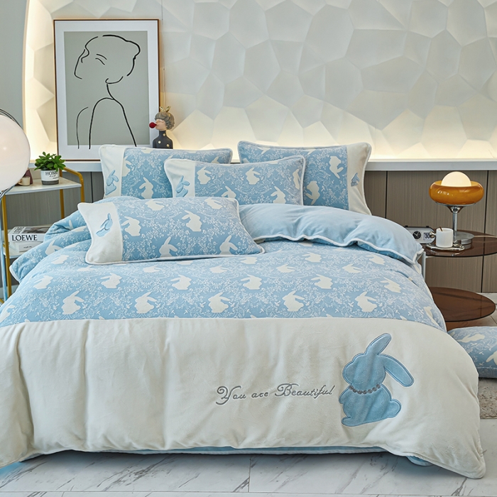 91家纺网 家纺一手货源 找家纺 凤杰 2023新款贴布刺绣牛奶绒四件套 吉祥兔系列 吉祥兔 蓝