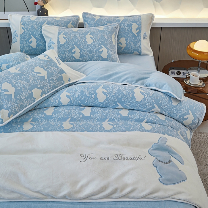 91家纺网 家纺一手货源 找家纺 凤杰 2023新款贴布刺绣牛奶绒四件套 吉祥兔系列 吉祥兔 蓝