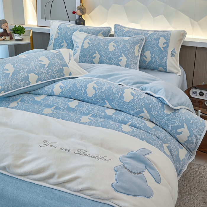 91家纺网 家纺一手货源 找家纺 凤杰 2023新款贴布刺绣牛奶绒四件套 吉祥兔系列 吉祥兔 蓝